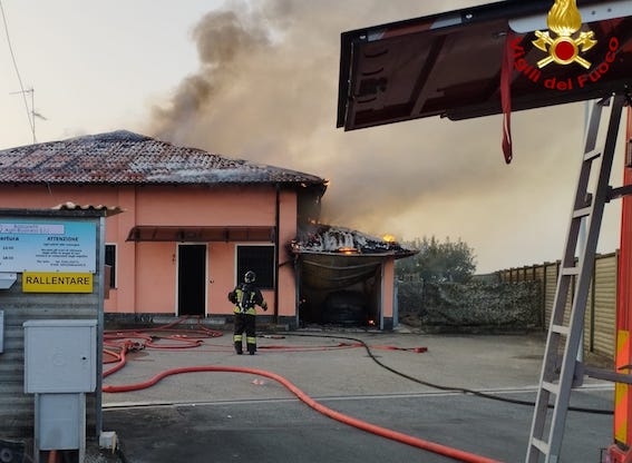 Borgo Vercelli A Fuoco Una Vettura In Un Garage Le Fiamme Raggiungono