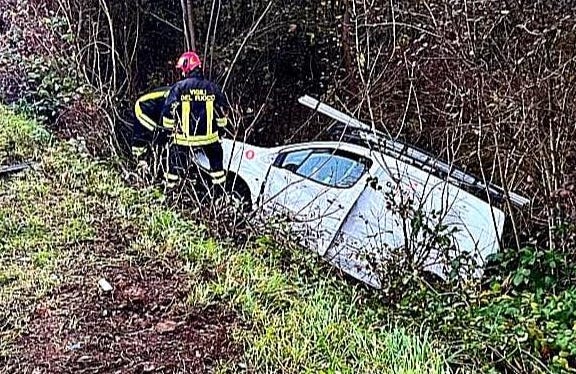 Incidente Tra Due Vetture A Serravalle Un Auto Finisce Nel Fossato E Una Persona Al Pronto