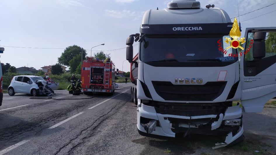 Schianto tra auto e camion a Alice Castello: muore una donna - Corriere ...