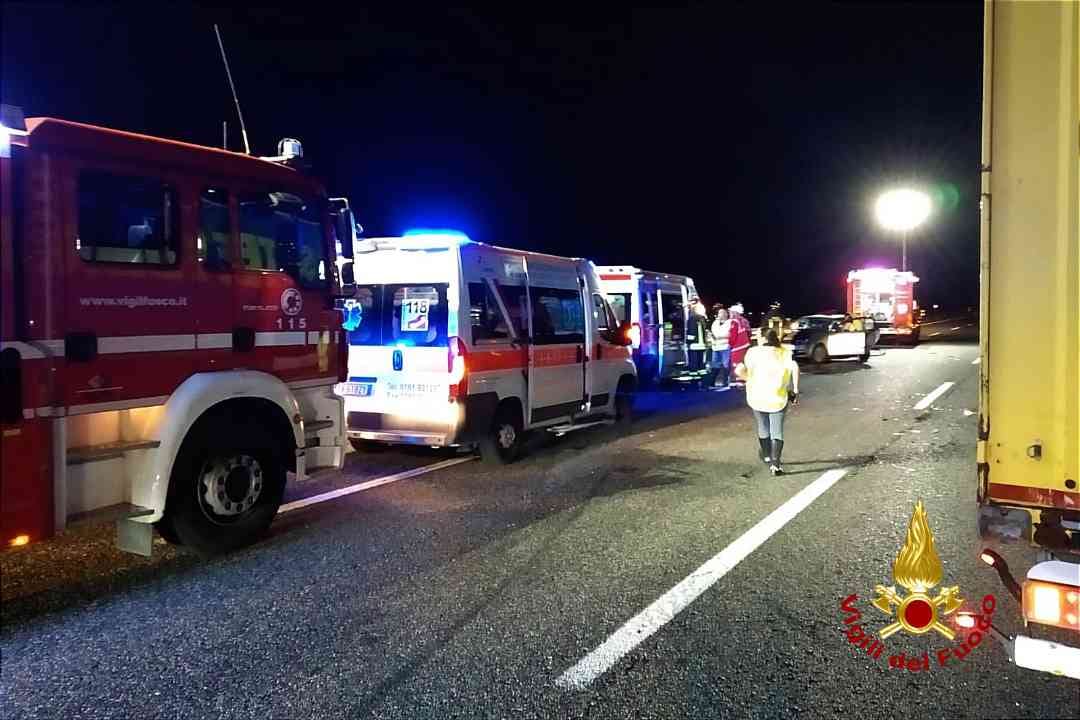 Un morto e due feriti sulla A26 per un incidente tra un’auto e un mezzo ...